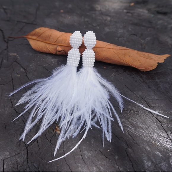 Statement earrings from Colombia made with the Miyuki technique and feathers. - Picture 3 of 3